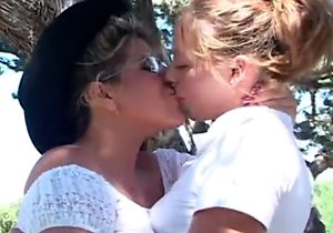 Bubble butt babe gets dicked while on all fours