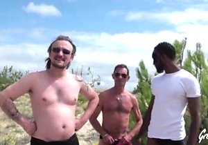 Shades-wearing hottie getting fucked outdoors