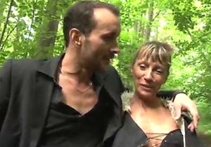 MILF finds a perfect spot for hardcore oral in the woods